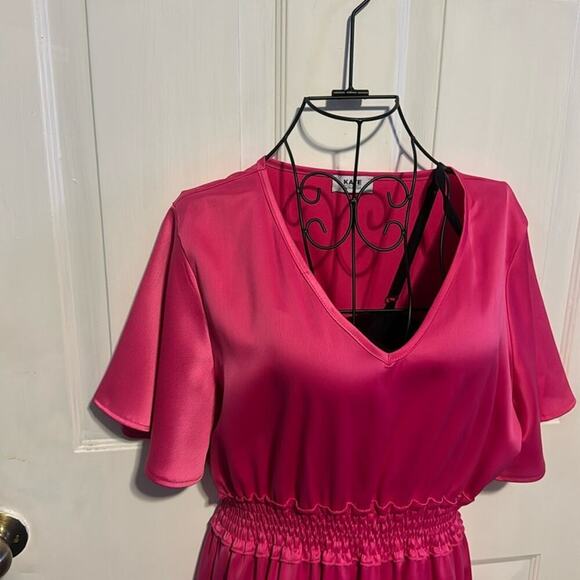 Elegant Pink Midi Dress - Picture 4 of 10